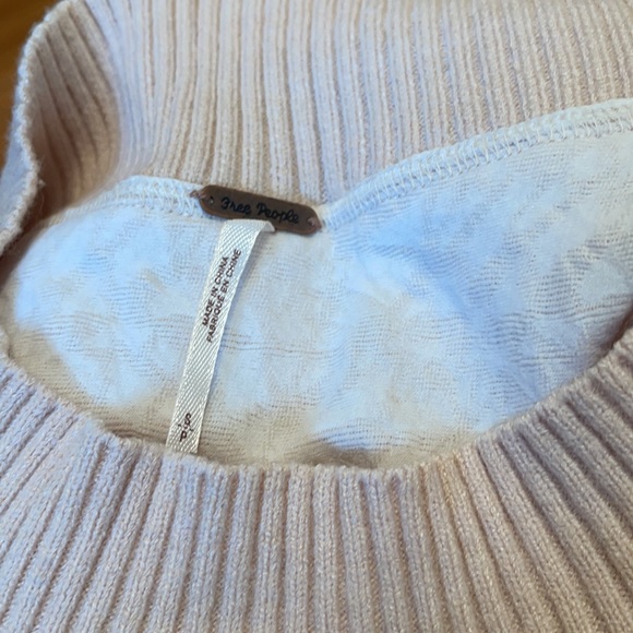 SOLD Free People !! Light Pink textured light-weight sweatshirt Top - Picture 5 of 7